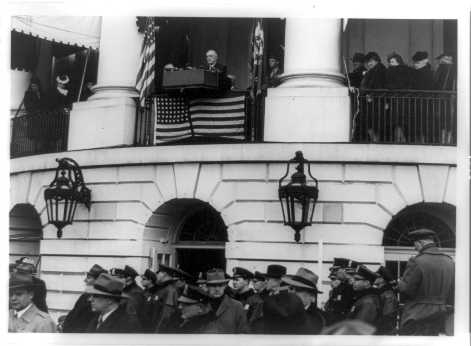 [Franklin D. Roosevelt making speech from balcony on his fourth term inauguration], 1945 Jan. 20. — historic photograph