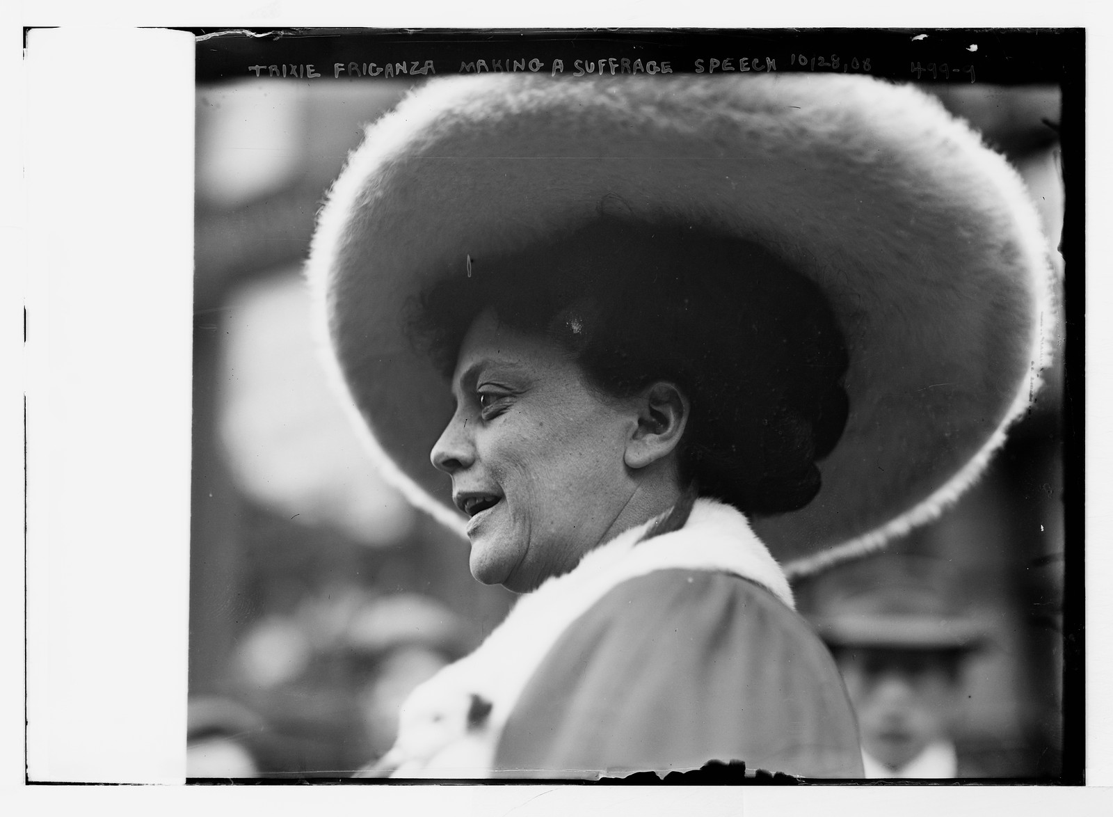 Suffragette Trixie Friganza speaking, New York, 10/28/08. — historic photograph