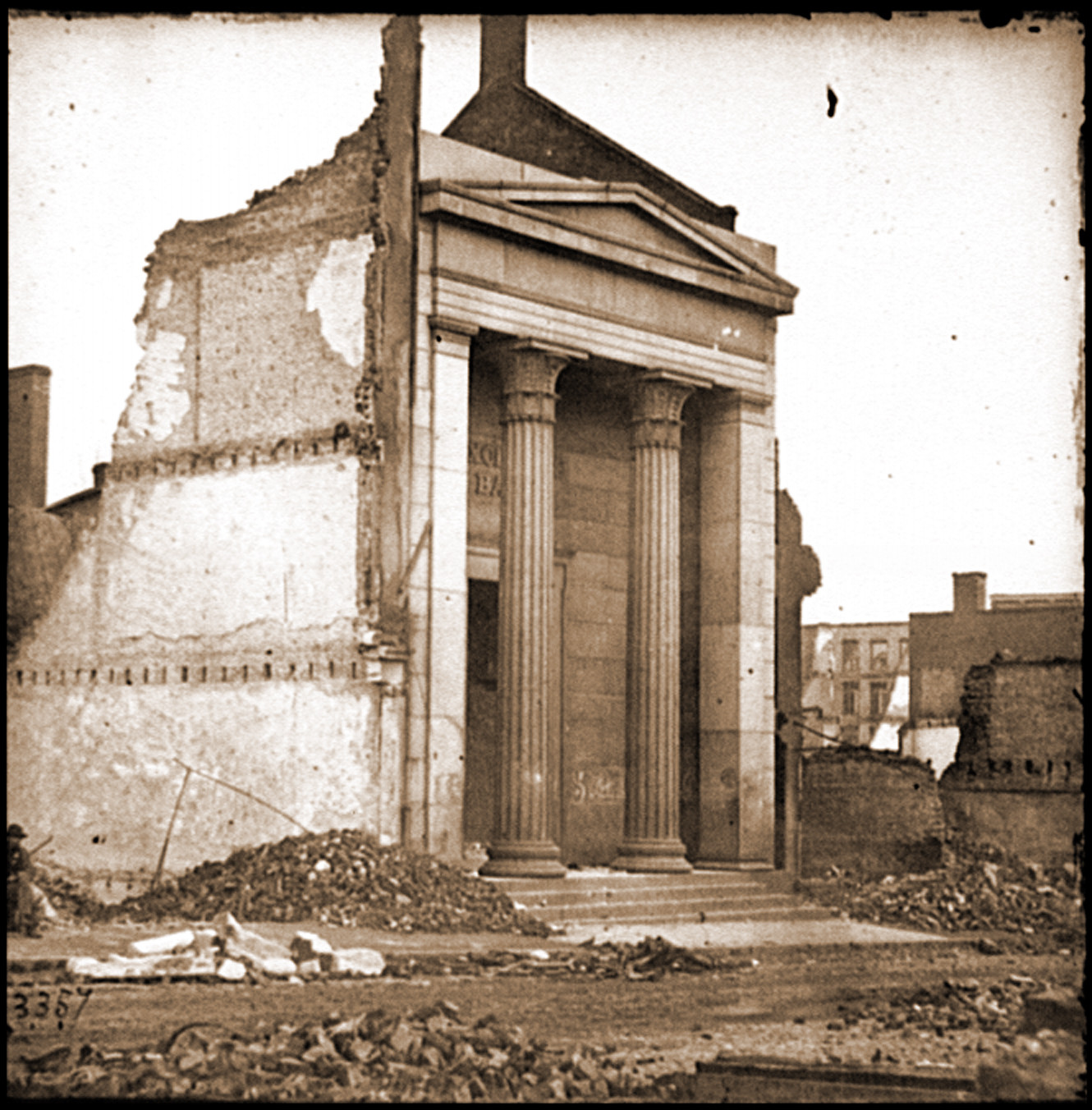 Richmond Va. Ruins of the Exchange Bank (Main Street) with the facade nearly intact, 1865 — historic photograph