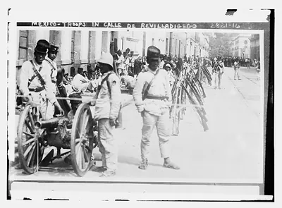 Mexico - troops in Calle de Revilladigego