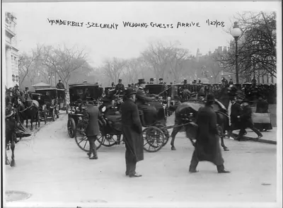 [Gladys Vanderbilt - Count Laszlo Szechenyi wedding, NYC, Jan. 27, 1908]: Wedding guests arriving