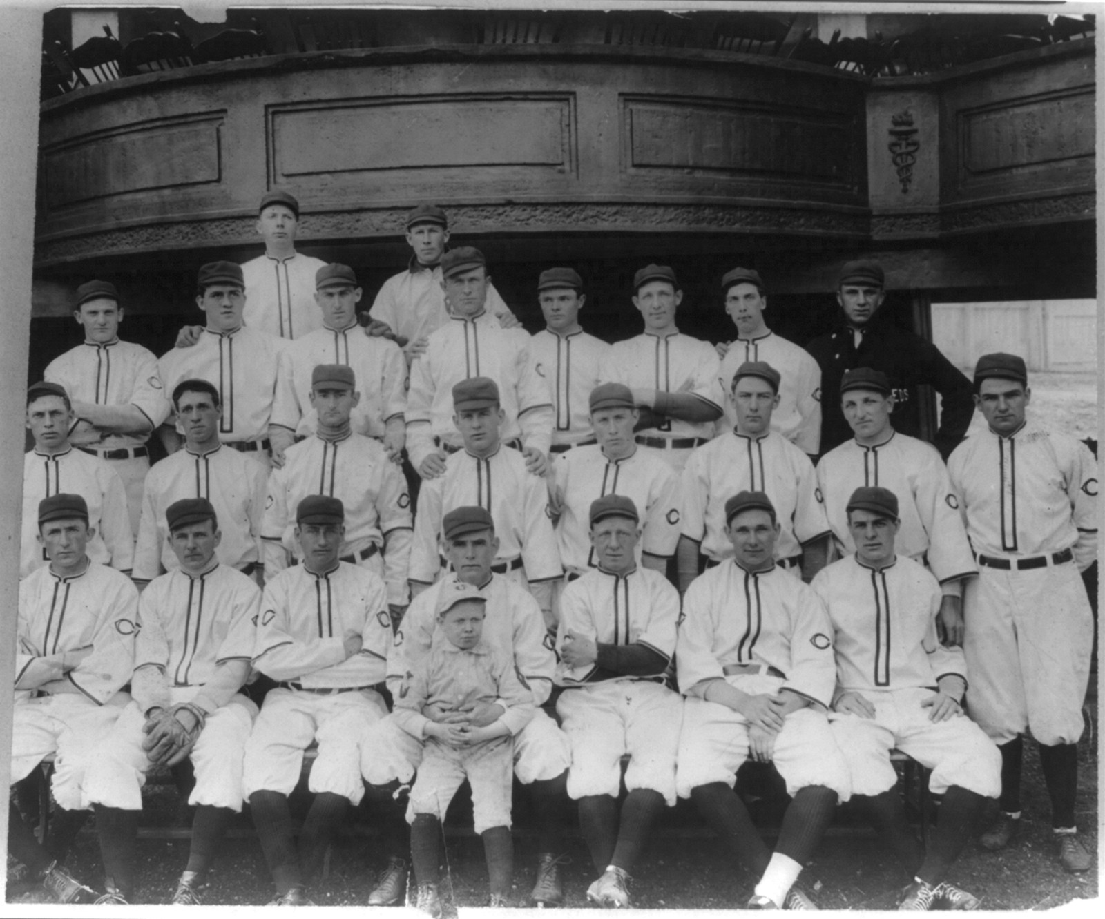 [Cincinnati Reds baseball team posed], 1910 — historic photograph