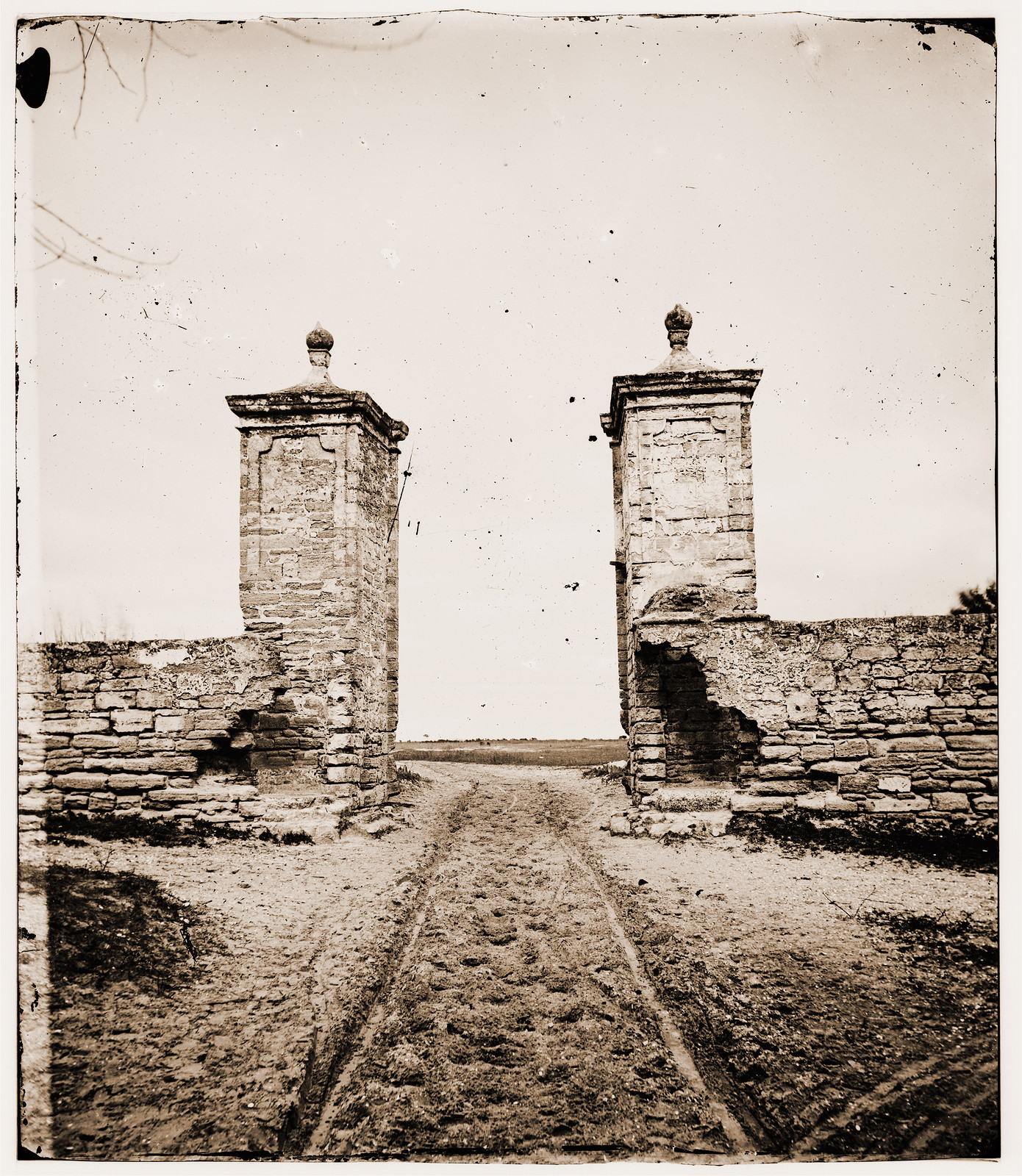 St. Augustine Florida. Entrance gate, 1861 — historic photograph