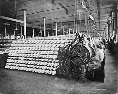 [Women working at machines, beaming and inspecting yarn, American Woolen Company, Boston]