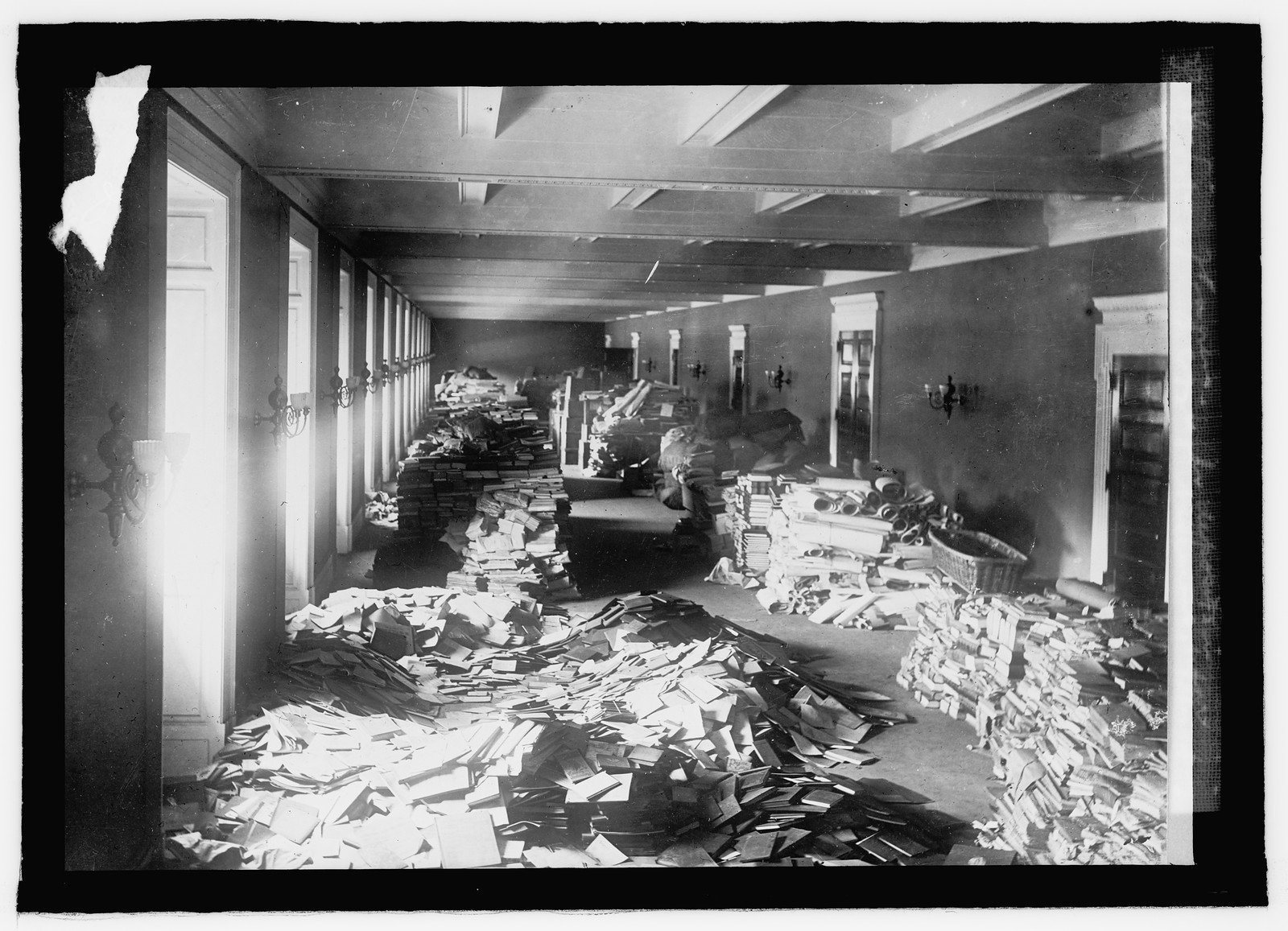 Library of Congress [...] deposits in basement to[...], [between 1909 and 1920] — historic photograph