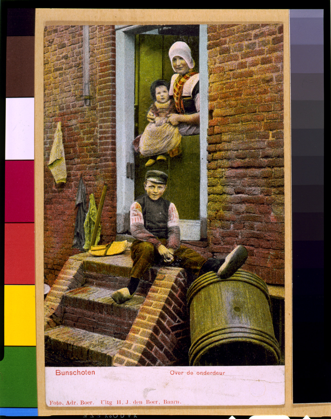 Bunschoten--Over de onderdeur / Foto., [between 1890 and 1920] — vintage postcard