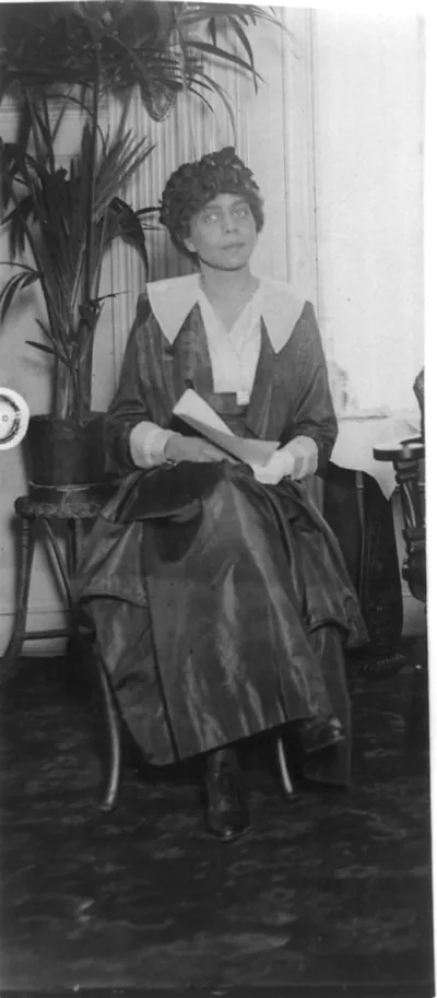 [Belle da Costa Greene, full-length portrait, seated, facing right]