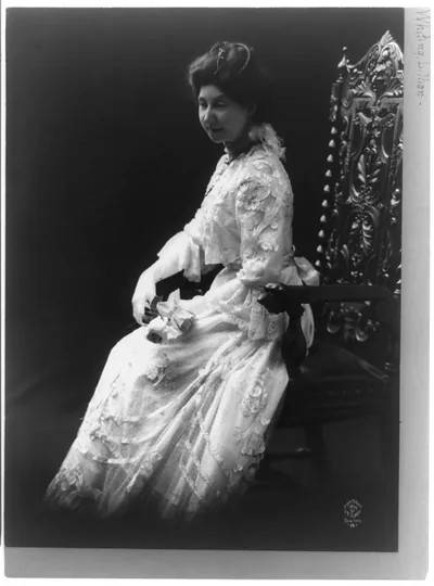 [Lilian Whiting, full-length portrait, seated, facing slightly left]
