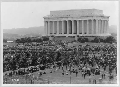 Large crowd in front of the Lincoln Memorial