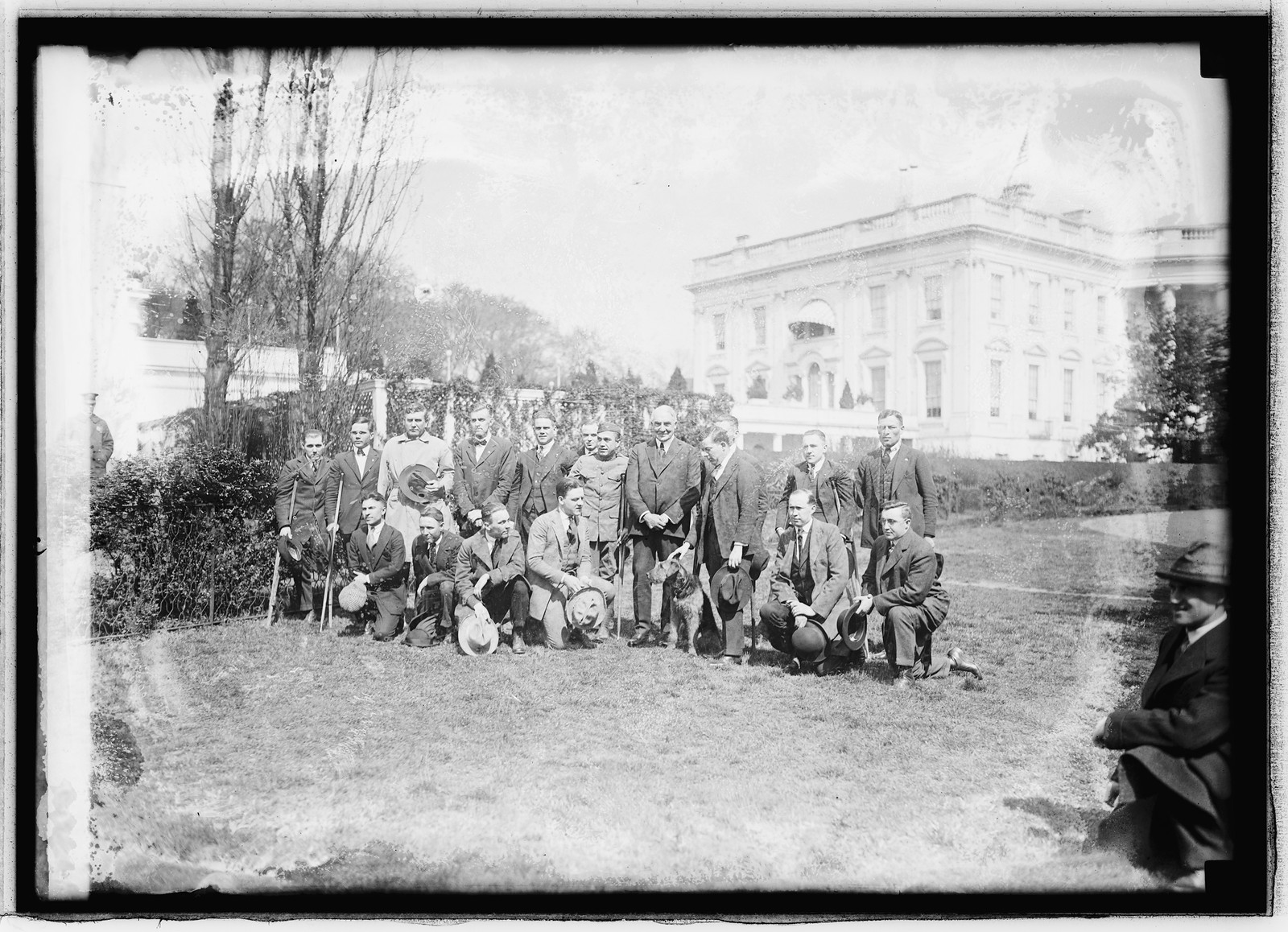 Harding & wounded men, [3/25/21], [1921 March 25] — historic photograph