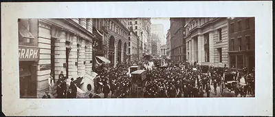 Crowded New York street with carriages and a panoramic photograph