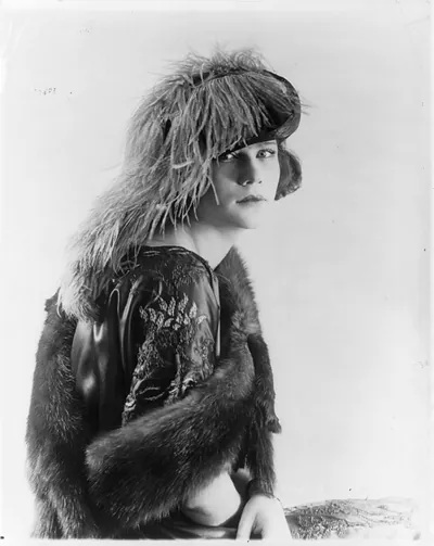 [Women, half lgth., seated, modeling dress, fur stole, and feathered hat]