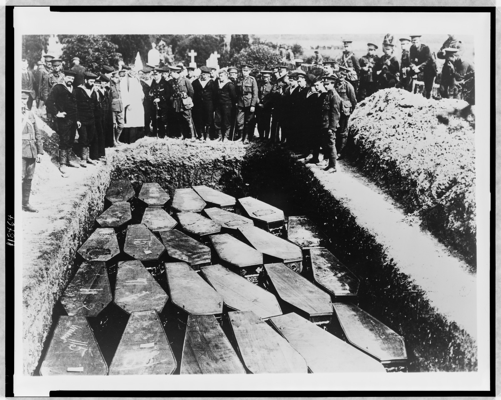 Victims of Lusitania sinking, after recovery from sea, are buried in Ireland in common grave, 1915 — historic photograph