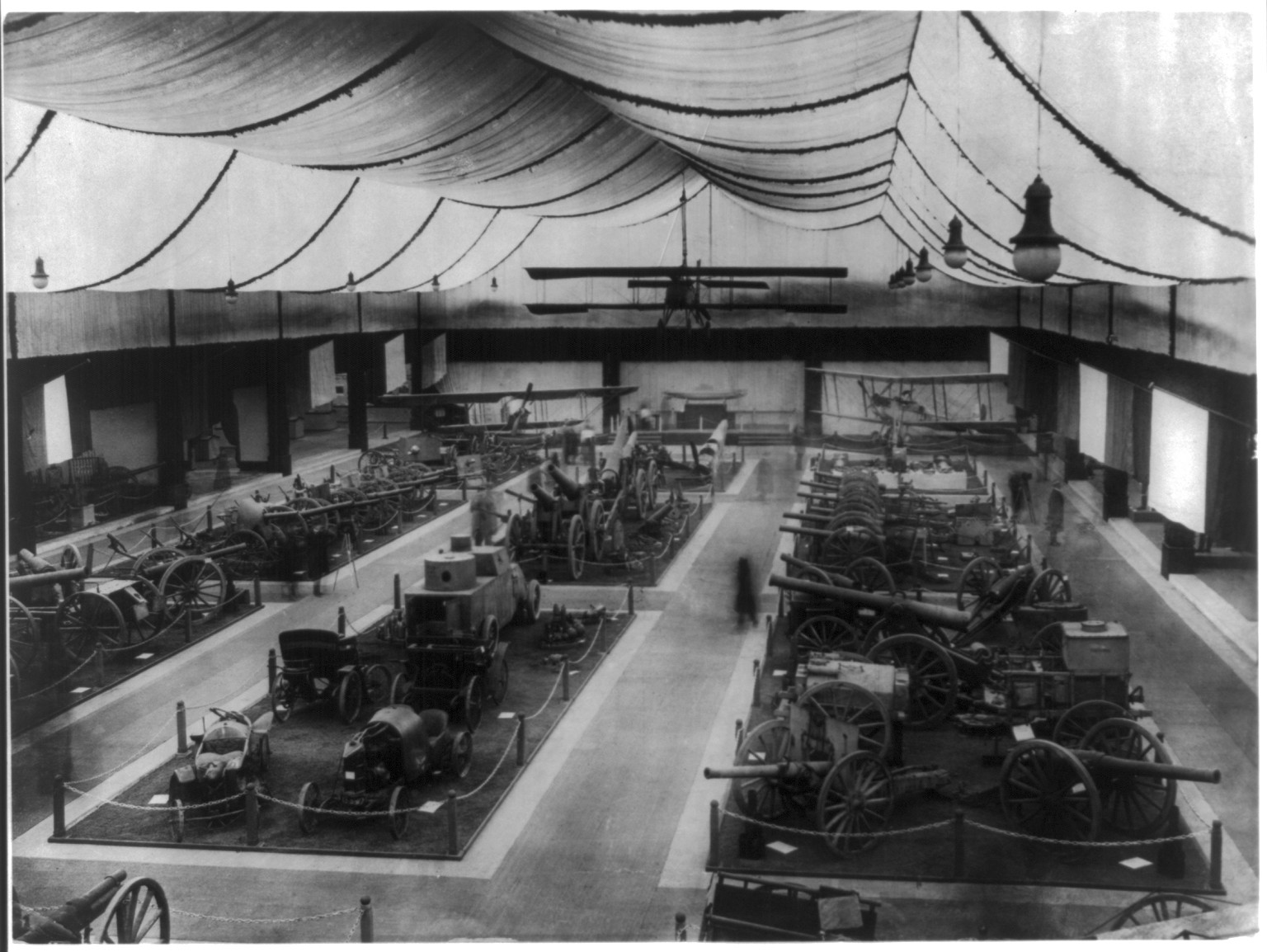 Blick auf die von Roten Kreuz in Berlin veraustaltete Kriegsausstellung von erbeuteten Kriegsmaterial — historic photograph