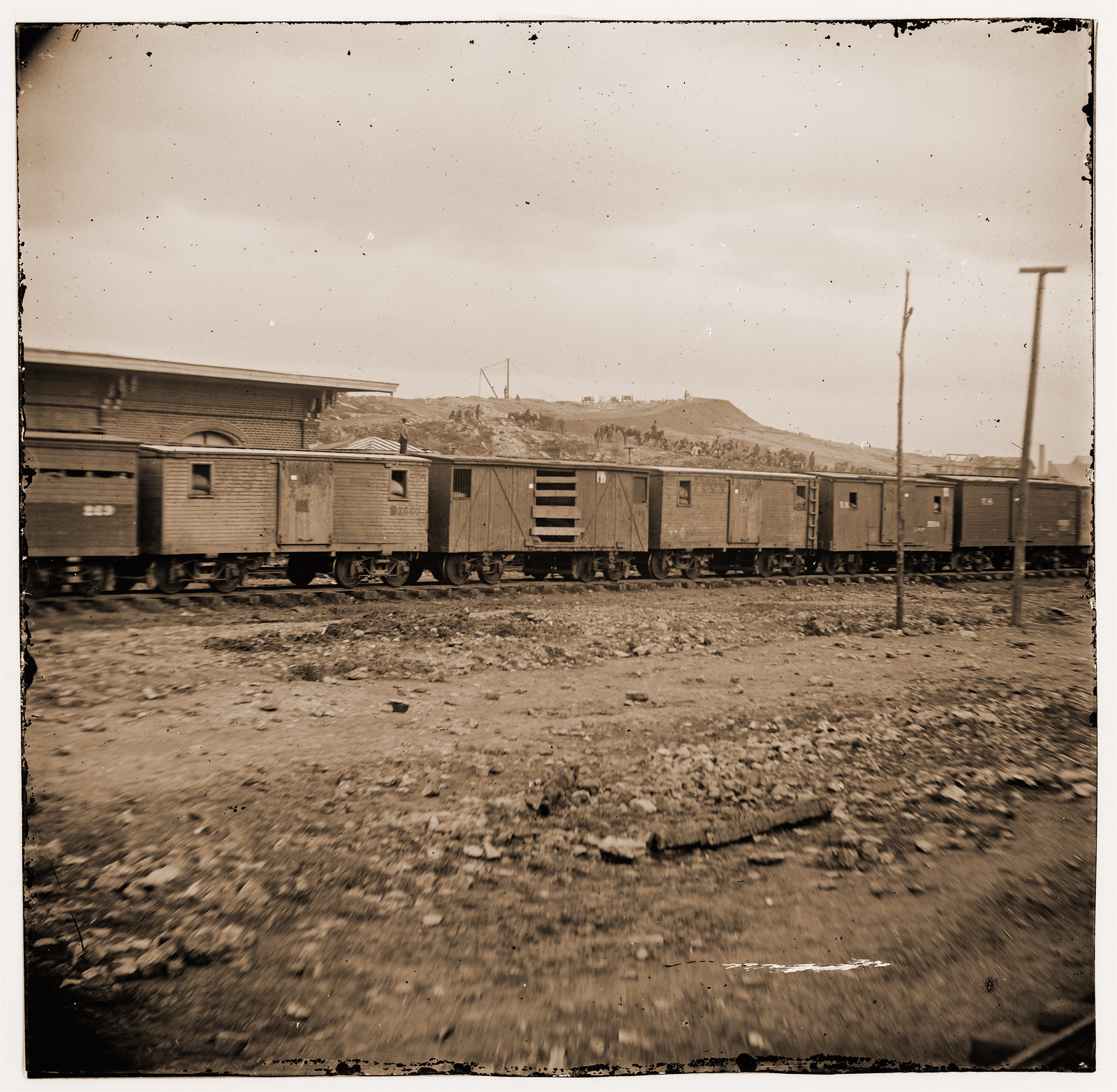 Chattanooga Tennessee. Federal cavalry guarding railroad depot, 1864 — historic photograph