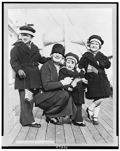 Popular American actress and family return to America aboard the S.S. Leviathan ...