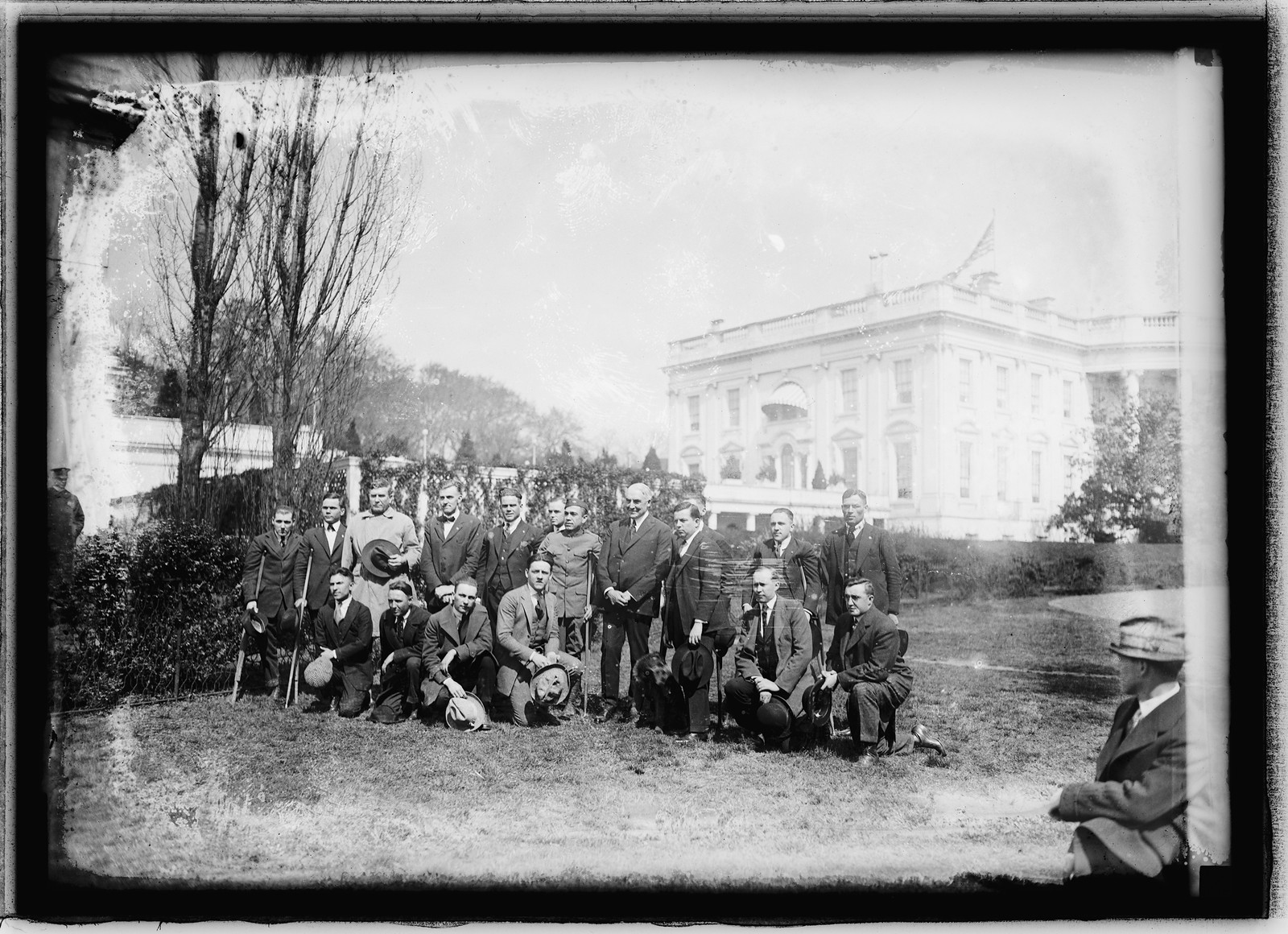 Harding & wounded men, [3/25/21], [1921 March 25] — historic photograph