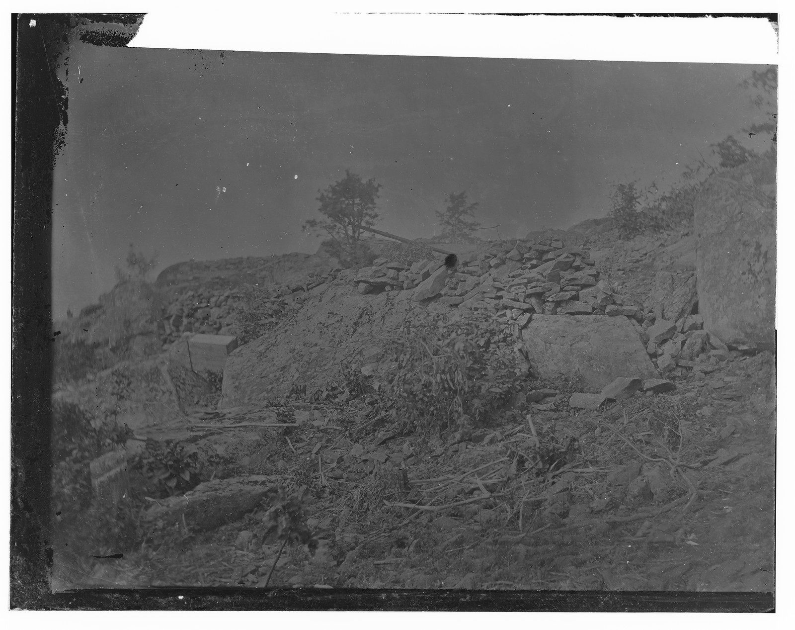 Gettysburg Pennsylvania. Line of breastworks looking eastward, 1863 — historic photograph