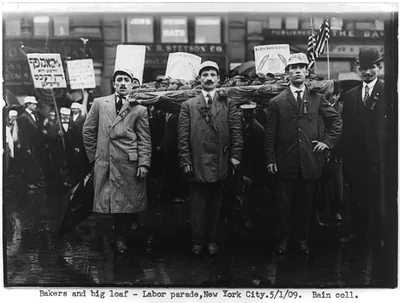 Bakers and big loaf - Labor parade, New York, May 1, 1909