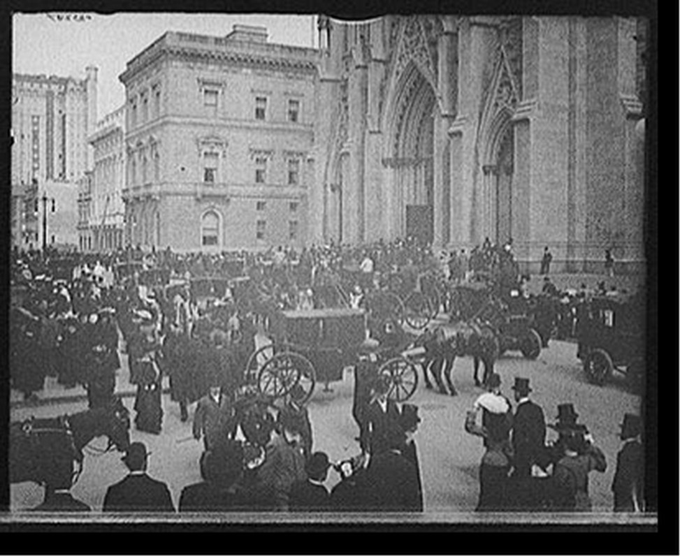 [Easter morning on Fifth Avenue, New York, N.Y.], [between 1900 and 1910] — historic photograph