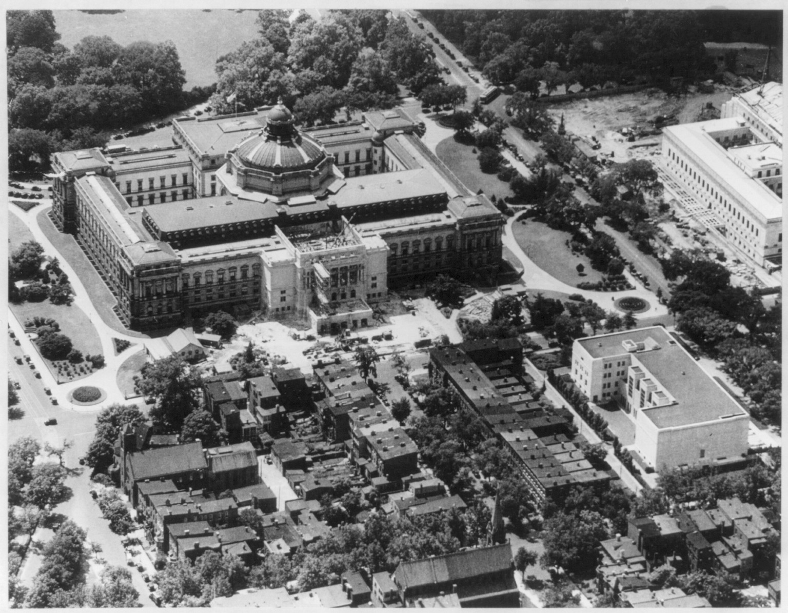[Aerial view of Library of Congress, 1933, showing construction of west wing for Rare Book Coll.] — historic photograph