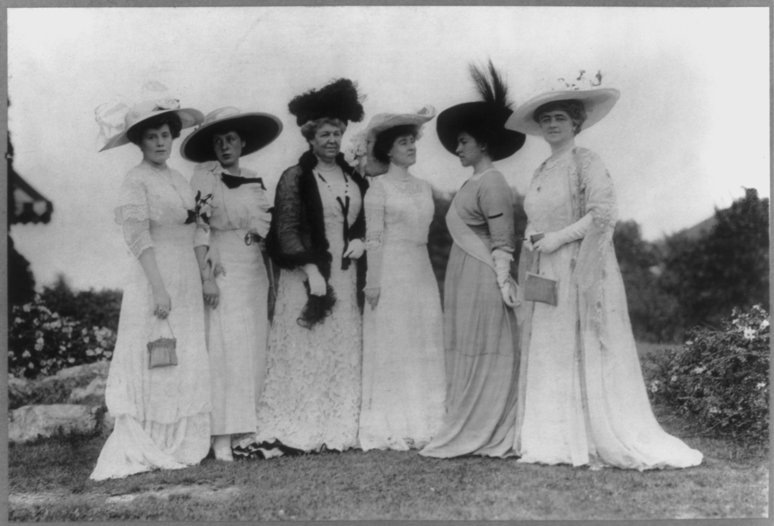 Newport society at Grosvenor lawn fete, c1910. — historic photograph