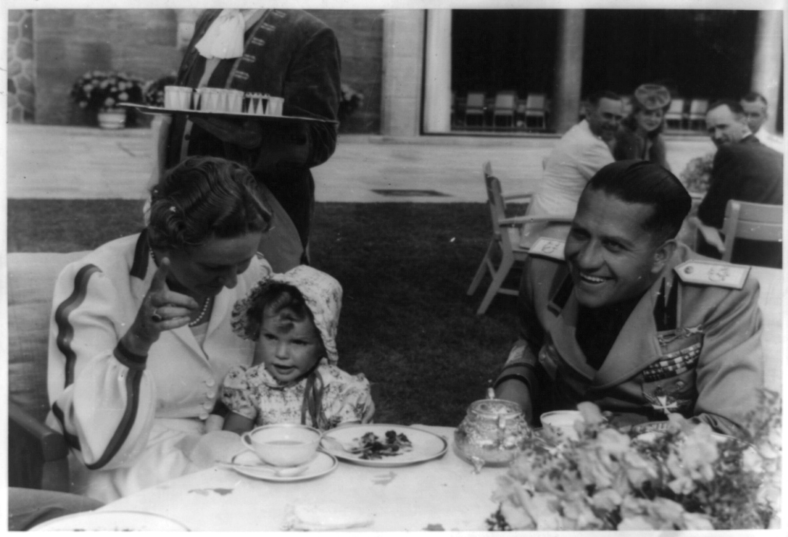[Count Ciano, Edda and Emmy Göring at Carinhall], [1940 July 20] — historic photograph