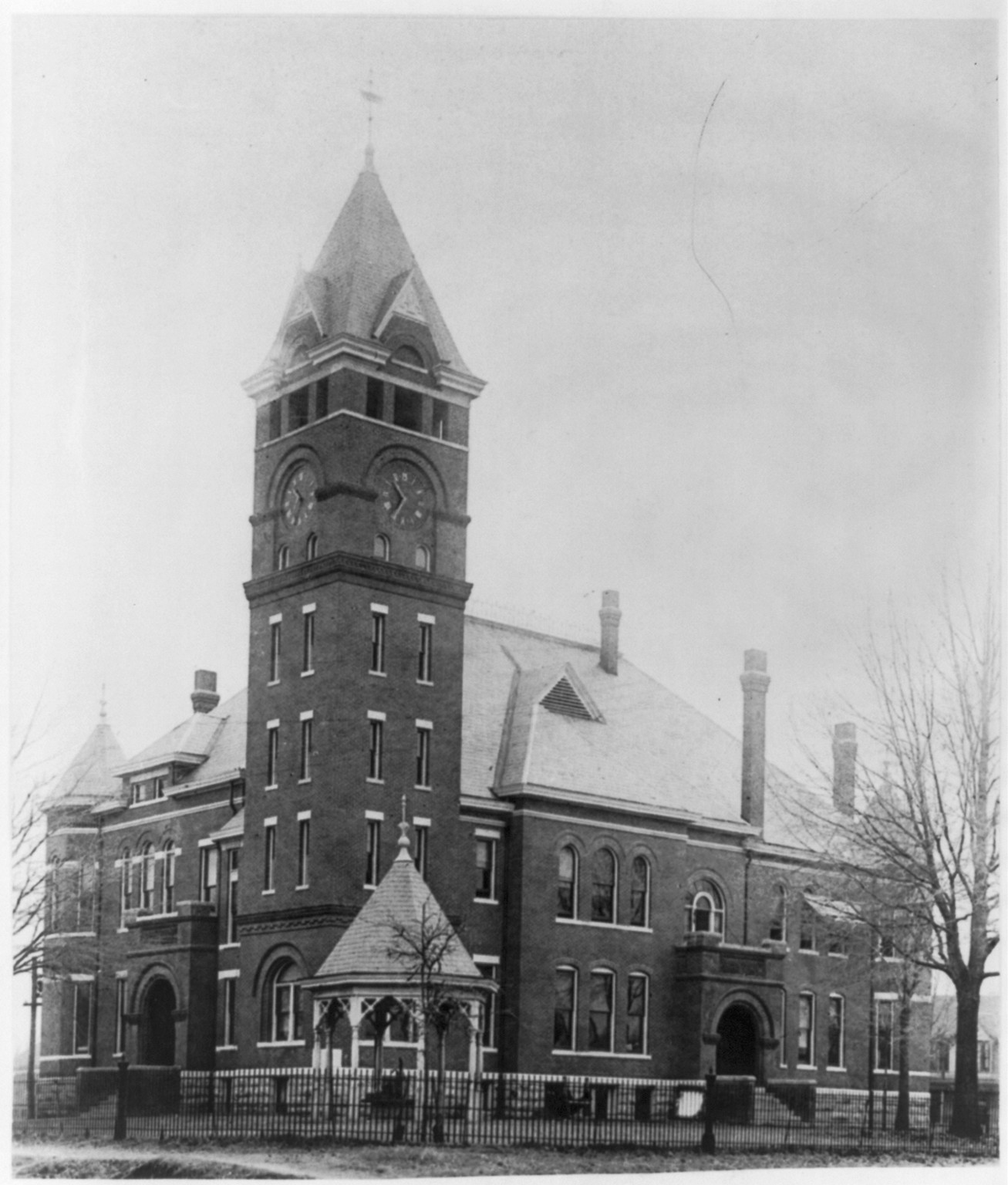 [Arkansas courthouse]: Arkadelphia, Clark Co., built in 1899, [no date recorded on caption card] — historic photograph