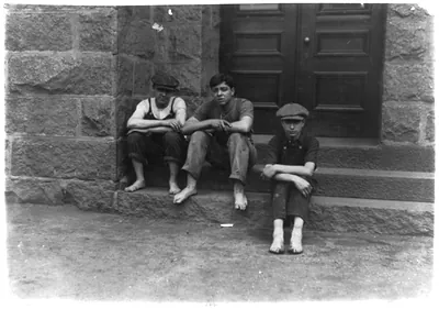 Spare hands in Granite Mill #1. Location: Fall River, Massachusetts / Lewis W. Hine.