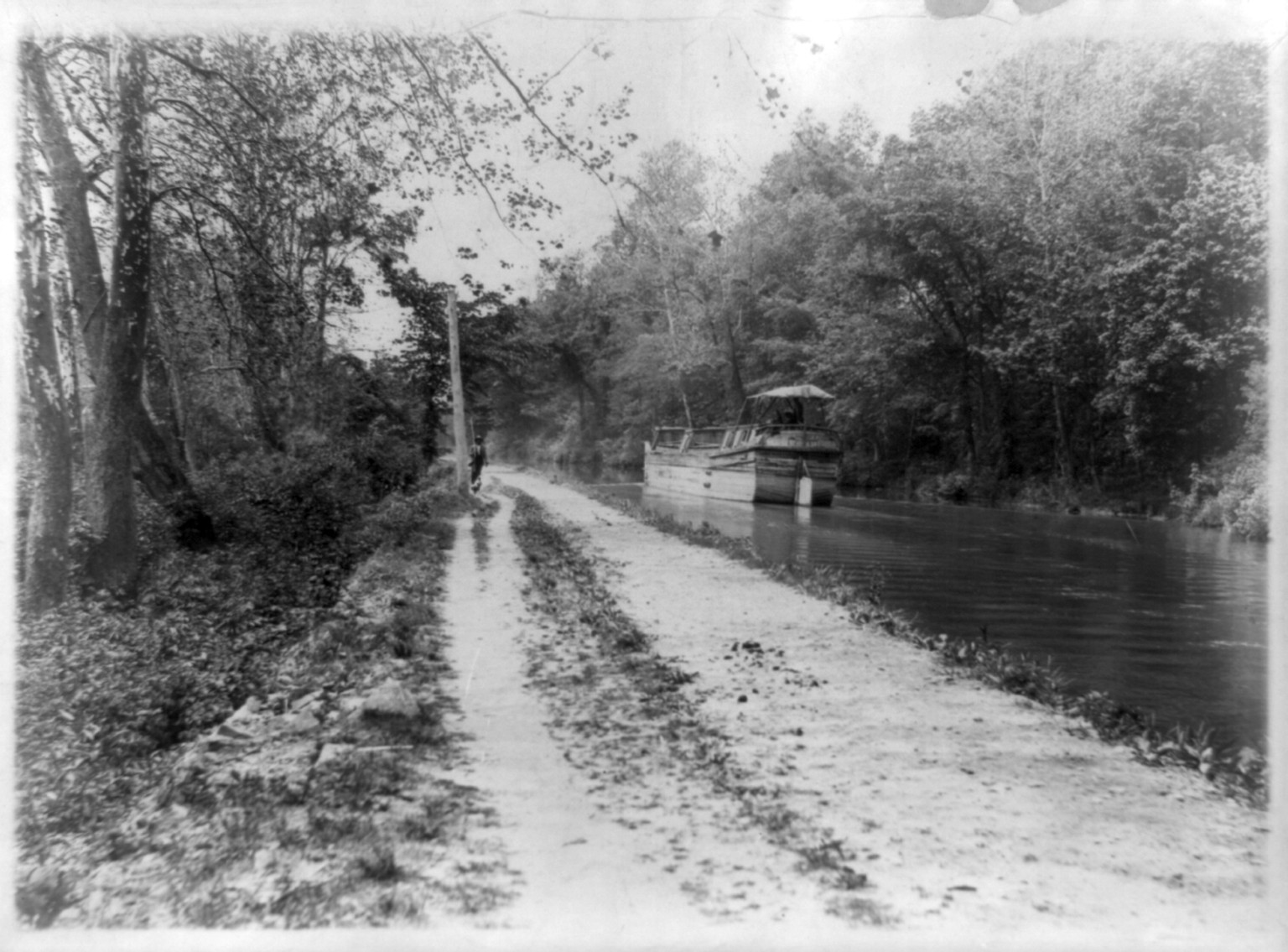 [Barge at C&O Canal near Cabin John Bridge, Washington, D.C.], 1917 — historic photograph