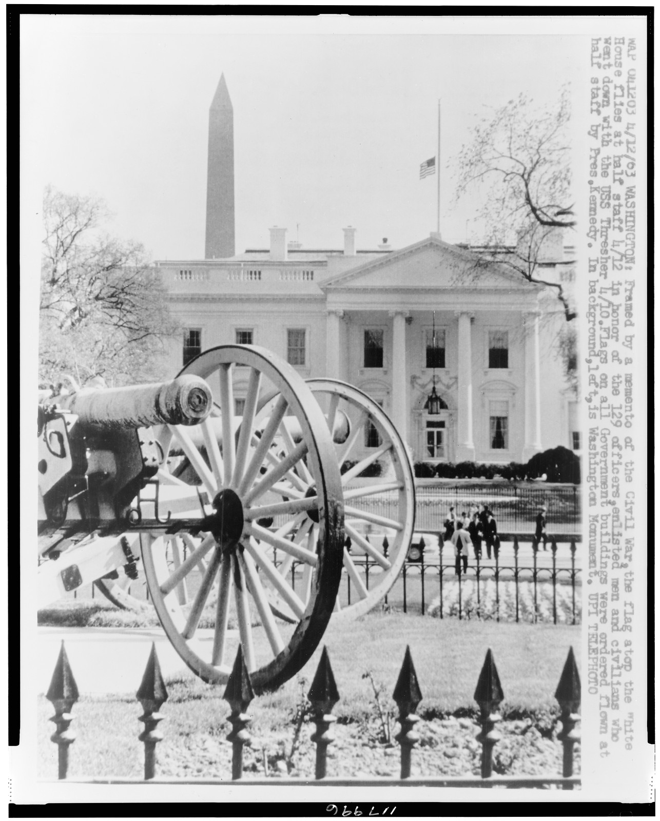 [Front facade of White House with flag at half-mast in honor of those who lost their lives on the USS Thresher; Civil War cannons in foreground] — historic photograph