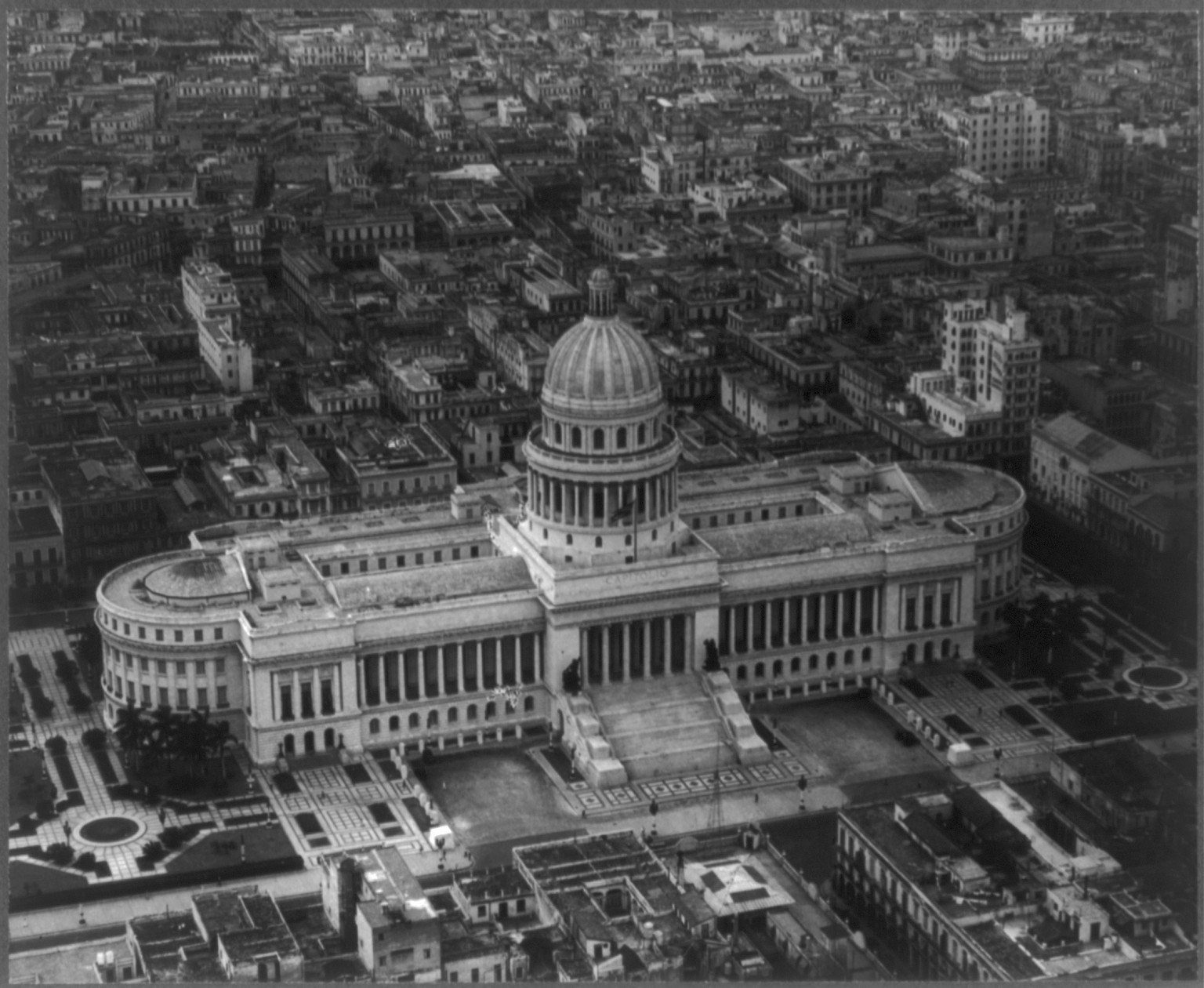 [Aerial view of the capitol, Havana, Cuba], [between 1935 and 1947] — historic photograph