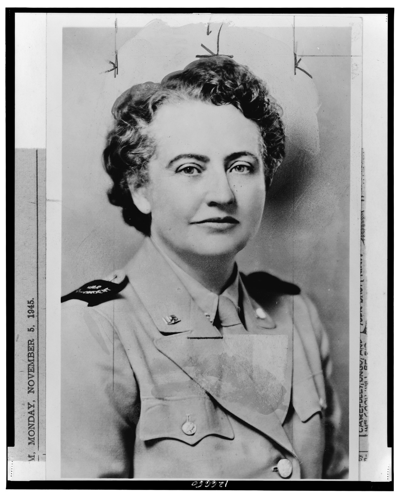[Mrs. Alice Rogers Hager, head-and-shoulders portrait, facing front] — historic photograph