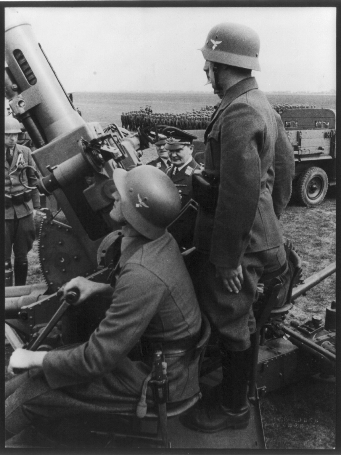 [Hermann Göring inspecting anti-aircraft battery], [1938?] — historic photograph