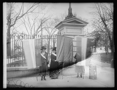 Suffragette pickets at White House, [Washington, D.C.], Jan. 1917