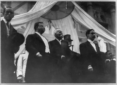 [Pres. Theodore Roosevelt, Pres. Manuel Amador of Panama and others standing]