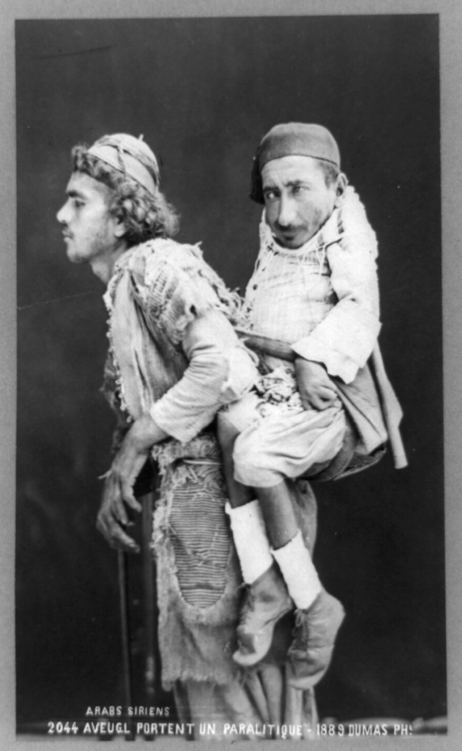 Arabs siriens. Aveugl portent un paralitique / Dumas Ph., 1889 — historic photograph