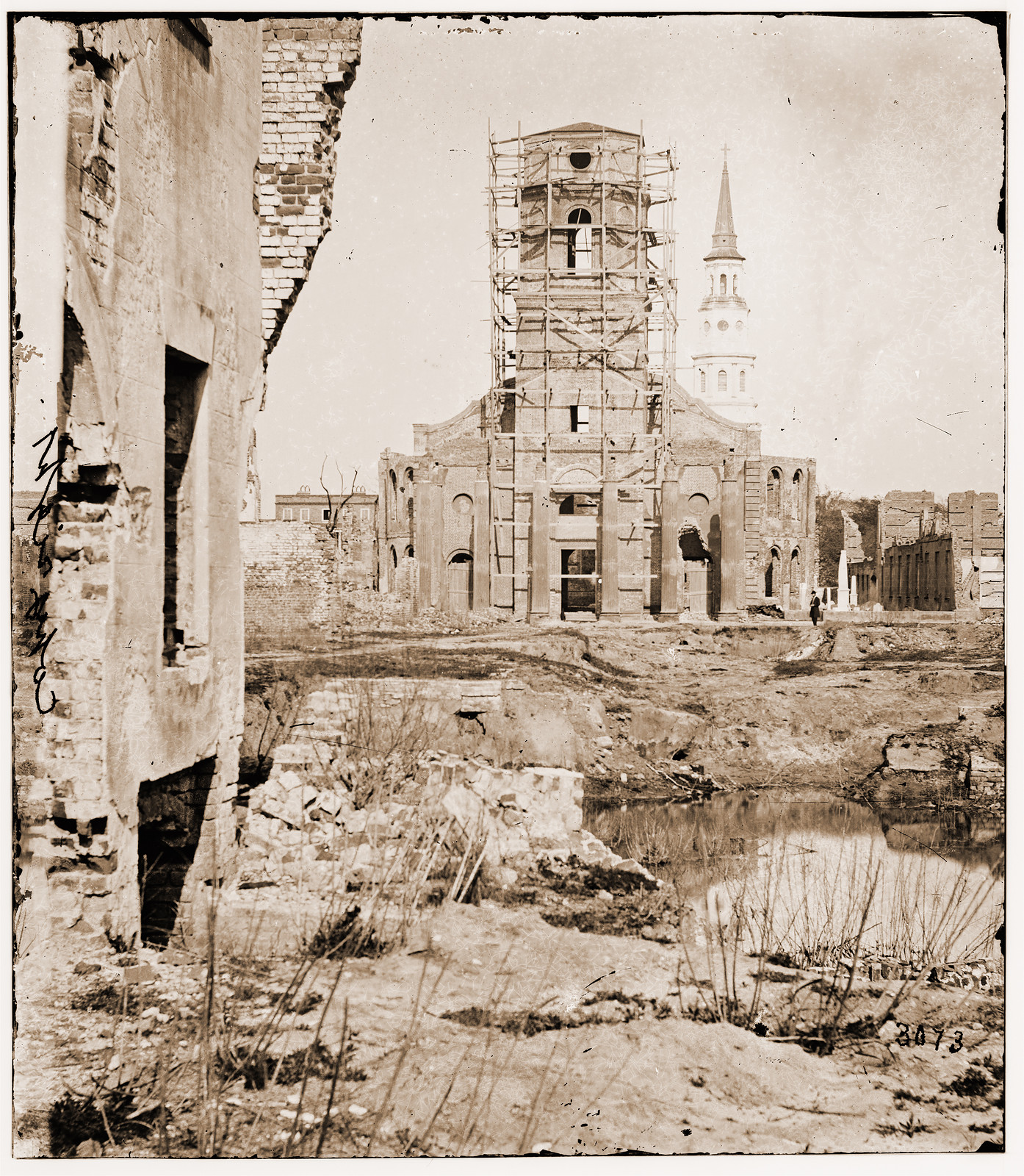 Charleston South Carolina. Ruins of Circular church St. Philips Church in the dista, 1865 — historic photograph
