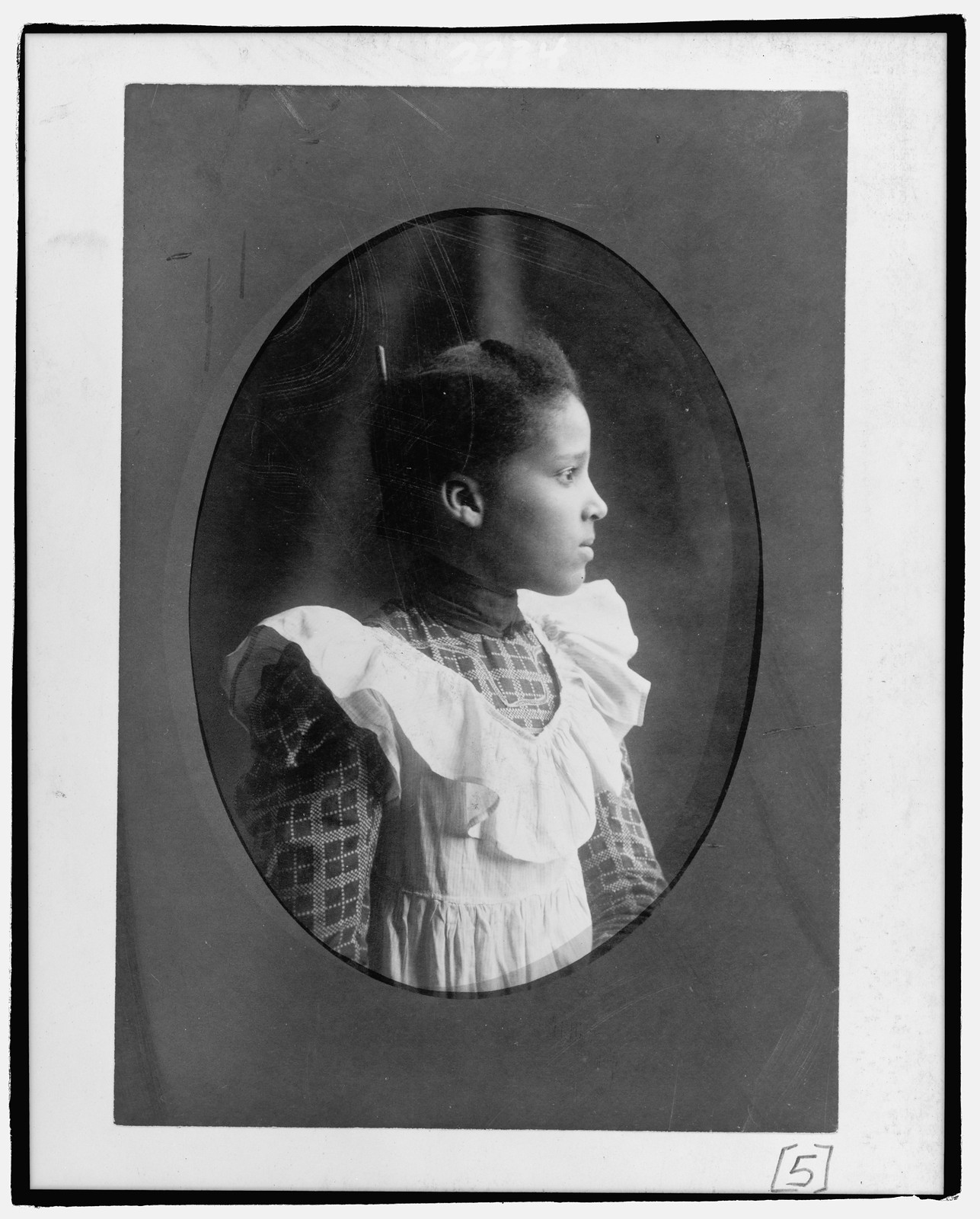 [Bazoline Estelle Usher, Atlanta University student, half-length portrait, facing right], [1899 or 1900] — historic photograph