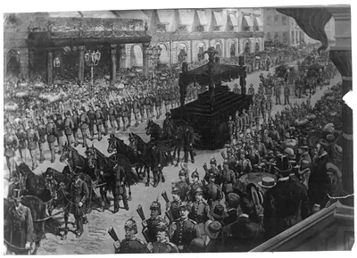 [Horse-drawn catafalque, Civil War veterans in parade, and spectators at funeral of Pres. Ulysses S. Grant. NYC]