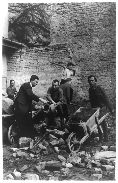 [Medical students clearing away debris from the inner court of their college, destroyed by Bolsheviks, Budapest]