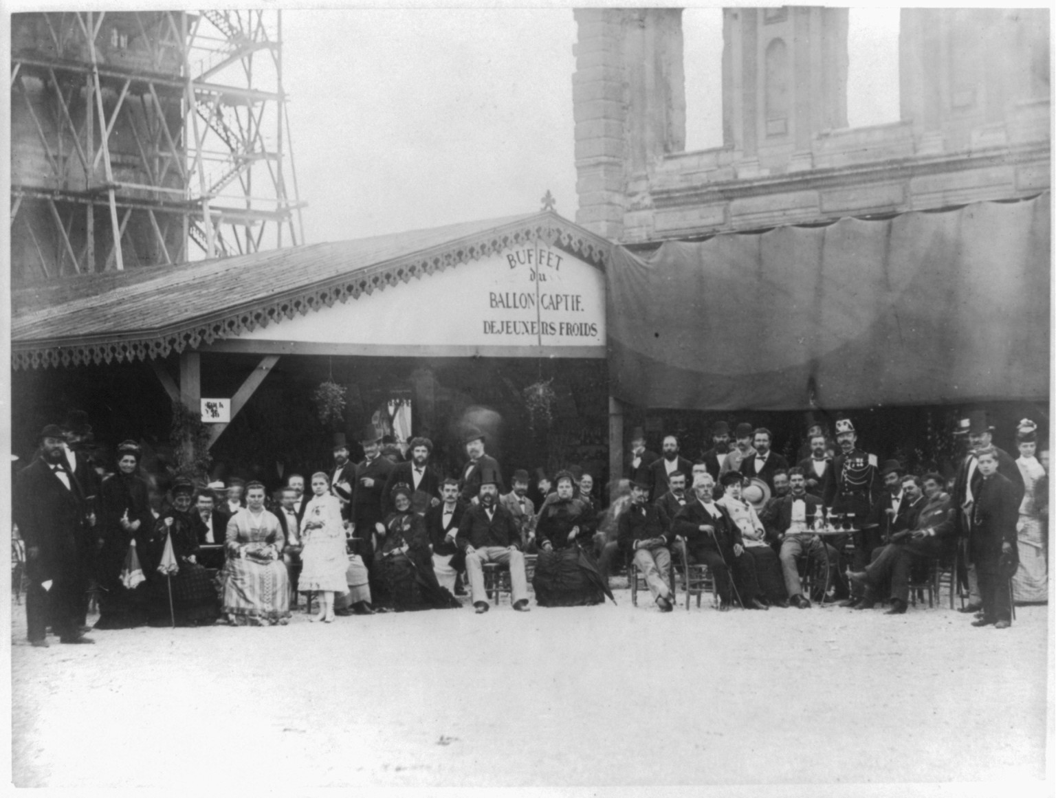Grand Balloon... de Mr. Henry Giffard, 1878 - Crowd at outdoor cafe Buffet de Ballon Captif" in Tuillerie Gardens]", 1878 — historic photograph