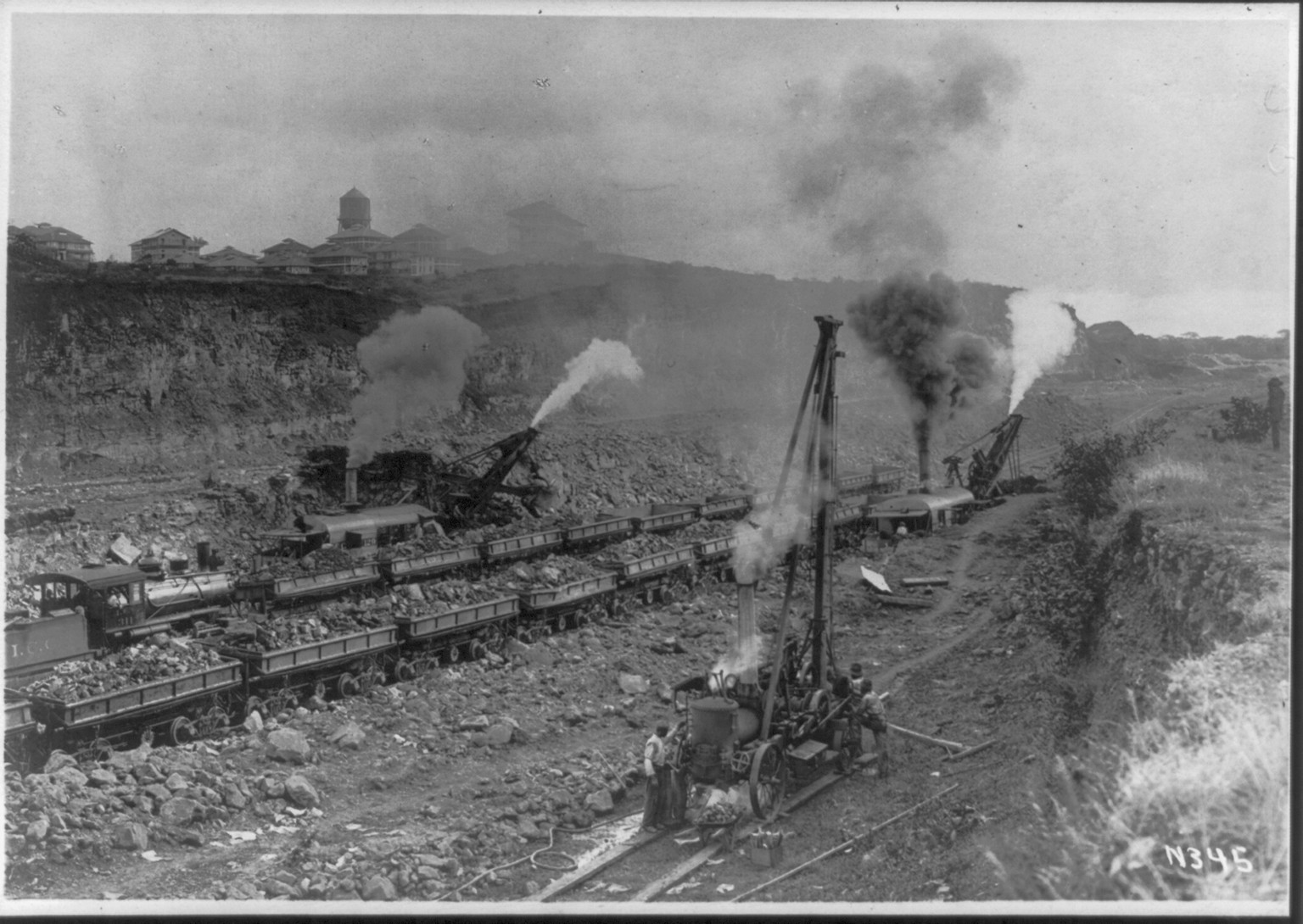 Digging the Panama Canal. 1907 — historic photograph