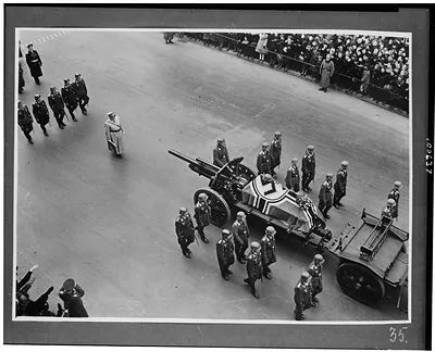 Staatsakt für Oberst Mölders. Trauerzug durch die Stadt zum Invalidenfriedhof