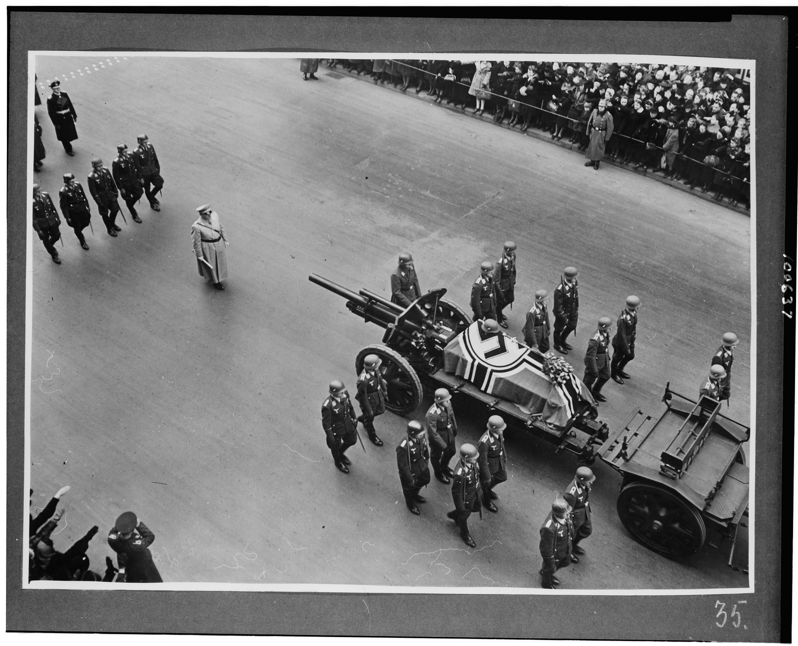 Staatsakt für Oberst Mölders. Trauerzug durch die Stadt zum Invalidenfriedhof — historic photograph