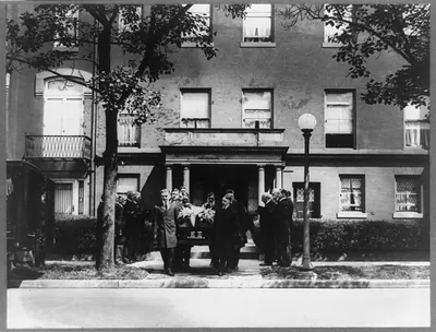 [Funeral of Chief Justice Edward Douglass White. Casket being carried from building, 1717 Rhode Island Ave., N.W., Wash., D.C.]