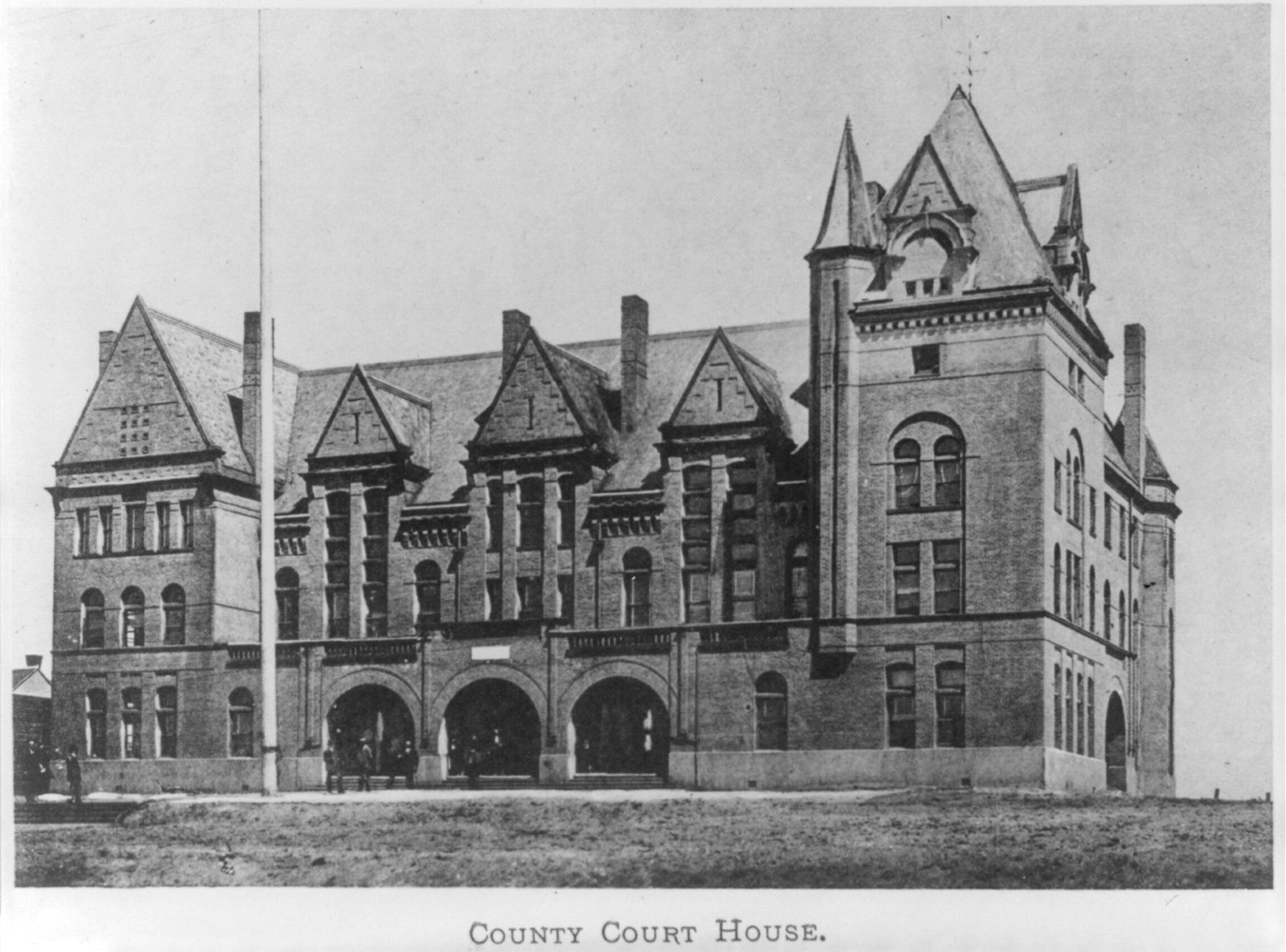 [Snohomish] County Court House, [Everett, Wash., entrance front and side], [no date recorded on caption card] — historic print