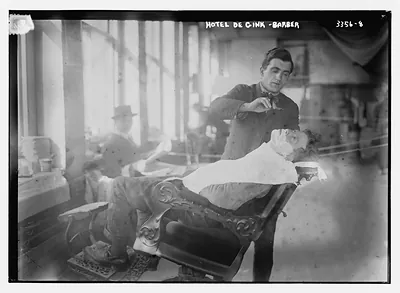 Hotel de Gink -- barber