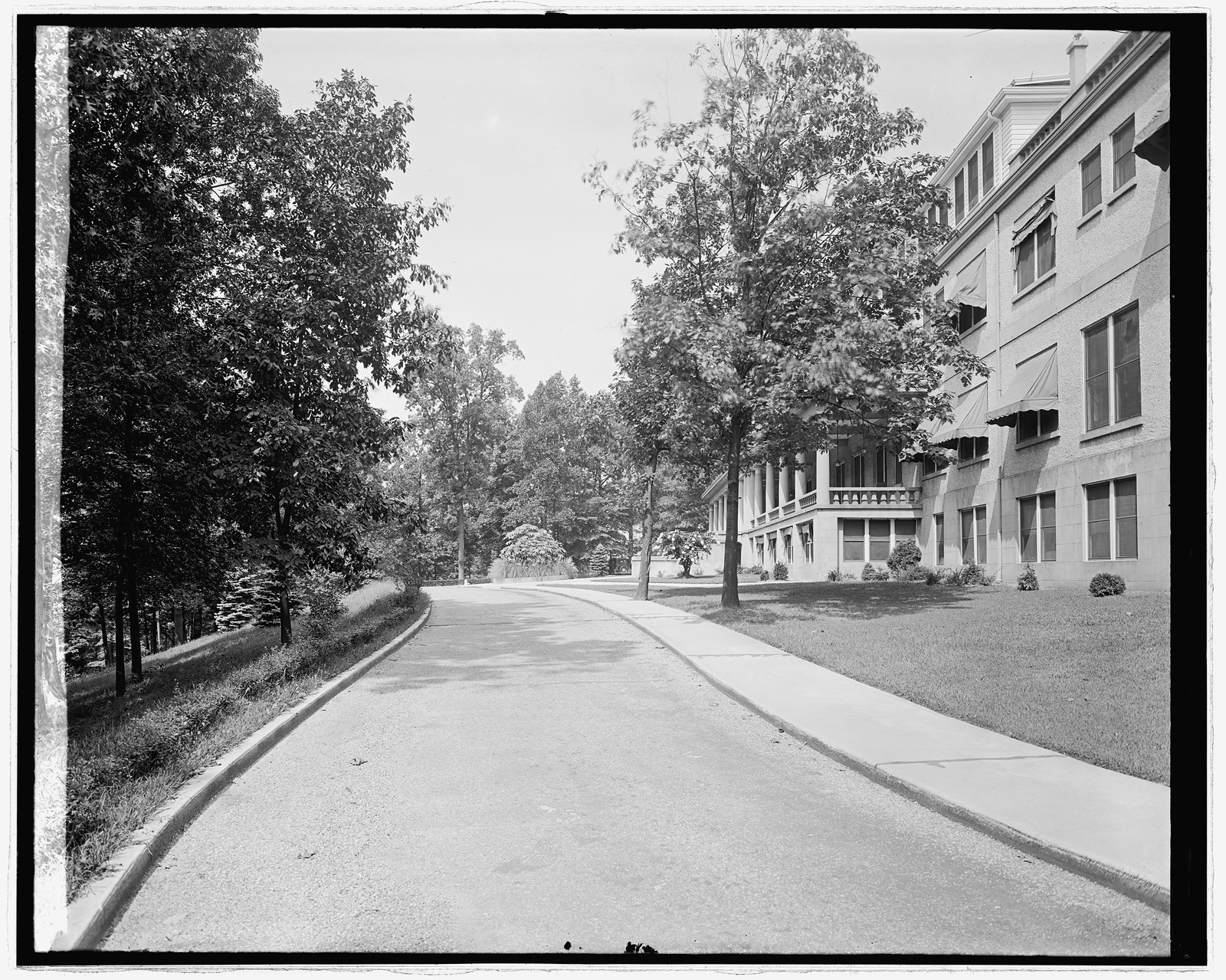 Wash. Sanitarium, [Takoma Park, Maryland], main bldg., side view, [between 1918 and 1928] — historic photograph