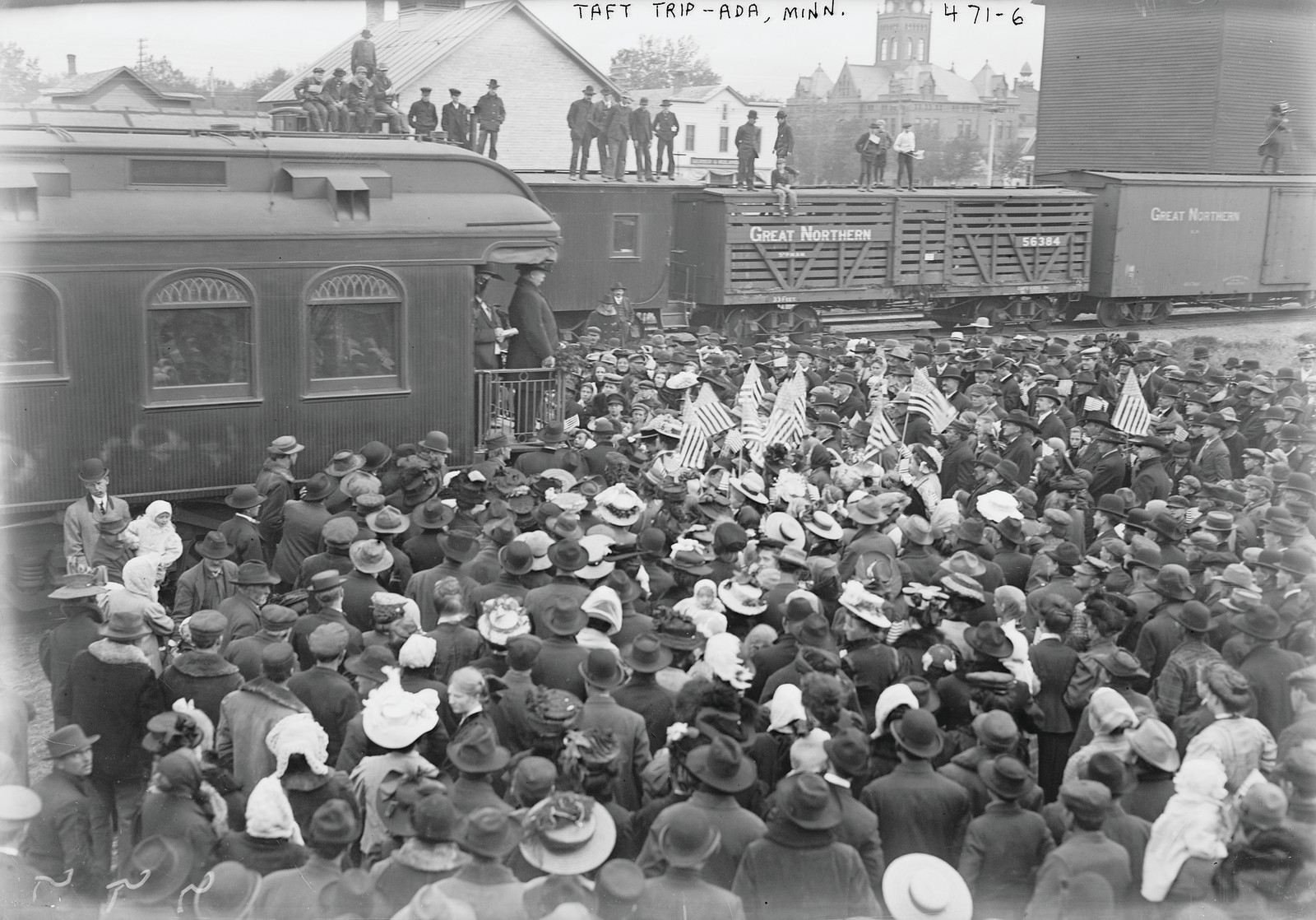 Crowd greeting Taft's train, Ada, Minn. — historic image